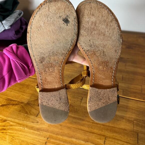 Frye Carson Yellow Leather T-Strap Studded Thong Sandals Size 8 - Picture 4 of 5